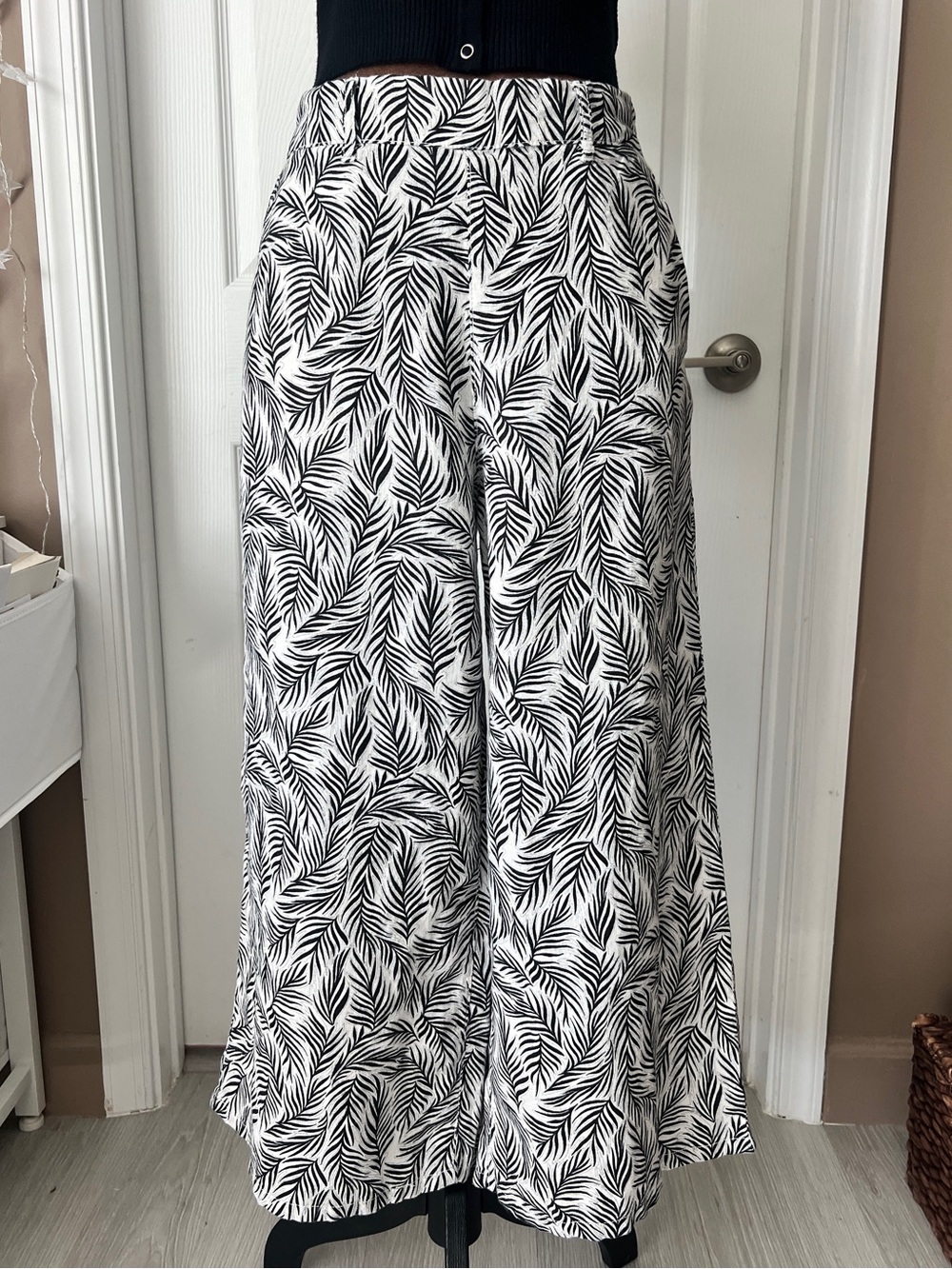 High-Rise Wide Leg Leaf-Print cropped Pants - Black & White